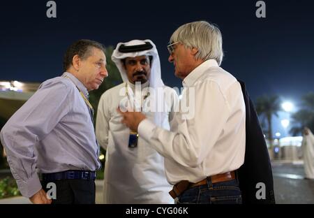 03 11 2012 Championnat du Monde de Formule Un Grand Prix 2012 d'Abu Dhabi de Formule 1 britannique patron Bernie Ecclestone (R), le Français Jean Todt Président de la FIA (L) et les eau pilote de rallye champion Mohammed bin Sulayem (C) vu après la séance de qualification au Circuit de Yas Marina à Abu Dhabi, Émirats arabes unis, 03 novembre 2012. Le Grand Prix de Formule 1 d'Abu Dhabi aura lieu le 04 novembre 2012. Banque D'Images