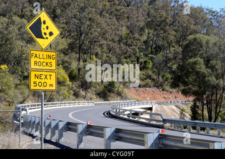 Les chutes de pierres route signe. Esk-Kilcoy Road Queensland Australie Banque D'Images