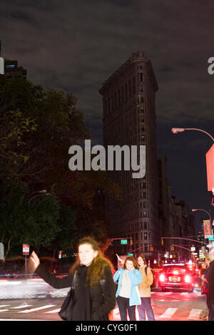 New York USA. 1er novembre 2012. En regardant vers le sud sur la 5e Avenue et 25e Rue dans le quartier de Chelsea, New York City. L'emblématique Flatiron Building se trouve dark et inquiétant que des dizaines de bâtiments de la ville de New York partager dans l'obscurité. Les New-yorkais s'alignent le long de la 5e Avenue à la grêle n'importe quelle cabine disponible en raison de l'arrêt de la Mass transit réseau de métro. Lampadaires et feux sombres restent quatre jours après l'Ouragan Sandy, coupent l'alimentation de parties de la ville au-dessous de la 29ème rue. Banque D'Images