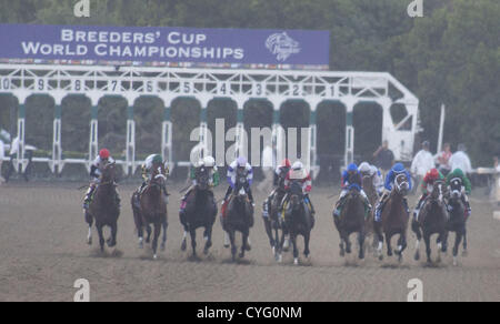 Le 3 novembre 2012 - Arcadia, Californie, USA - Jockey Brian Hernandez jr (droite) sur l'avant de Fort Larned gagne Mike Smith (à gauche) sur Mucho Macho à la Breeders' Cup Classic (5 millions US $ price) au Santa Anita Park le 3 novembre 2012 à Arcadia, Californie.ARMANDO ARORIZO/PI (crédit Image : © Armando Arorizo/Pi/Prensa Internacional/ZUMAPRESS.com) Banque D'Images