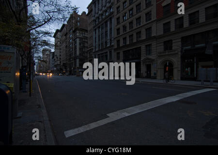 New York USA. 1er novembre 2012. Lointain seulement des phares des véhicules s'allumer à la 5e Avenue au nord, dans le quartier de Chelsea, New York City. Les lampadaires de la ville de New York et de feux de circulation restent quatre jours sombres après l'Ouragan Sandy, couper l'alimentation électrique. Parties de la ville restent dark à cause d'une coupure à Manhattan en dessous de 29e st contre les effets de l'Ouragan Sandy qui a frappé la région le lundi 29 octobre. Banque D'Images