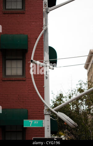 New York USA. Se balançant d'un lampadaire brisé fils sortant d'une perche sur la 7e Avenue à New York City causés par l'Ouragan Sandy. L'énergie électrique reste éteint dans la ville au-dessous de la 29ème rue à Manhattan. Banque D'Images