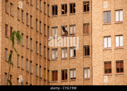 03 novembre 2012 San Antonio, Texas, États-Unis - une femme rappels le 23 story Milan à San Antonio. Les participants ont fait don de 1 000 $ à Texas Special Olympics en échange de l'émotion. Banque D'Images