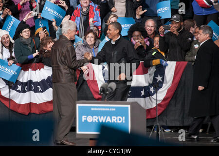 3 novembre 2012 - Bristow,USA - Le président Clinton au Président Barack Obama campagne de réélection Crédit photo : Rudy K./Lawidjaja Alamy Live News Banque D'Images