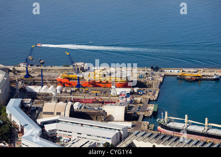 Vue depuis le rocher de Gibraltar sur les quais du chantier naval construit à la fin du 19e siècle, des entrepôts et de la baie de Gibraltar. Banque D'Images