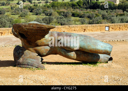 Sculpture Bronze Ikaro Caduto tombé (Icarus) par l'artiste polonais Igor Mitoraj dans la Vallée des Temples, Agrigente, Sicile Banque D'Images