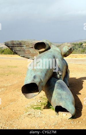 Sculpture Bronze Ikaro Caduto tombé (Icarus) par l'artiste polonais Igor Mitoraj dans la Vallée des Temples, Agrigente, Sicile Banque D'Images