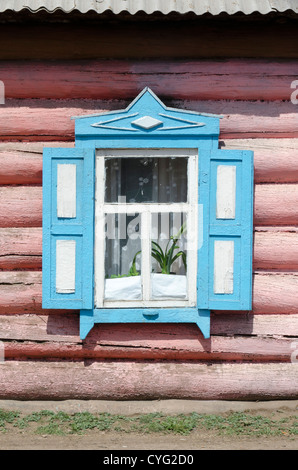 Fenêtre à volets dans des maisons traditionnelles dans 'croyants' village près d'Oulan-oudé, Sibérie, Russie Banque D'Images