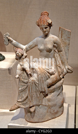 Statuette en terre cuite d'Aphrodite et Eros grec hellénistique 3ème siècle B.C. Italien du Sud Italie 21 cm Banque D'Images