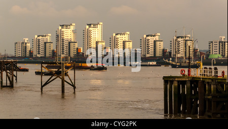 Vue sur la Tamise à partir de Woolwich ferry en fin d'après-midi Banque D'Images