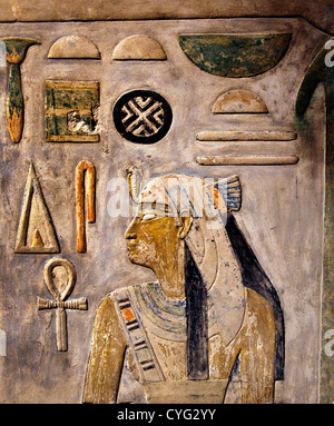 L'allégement du fragment de linteau décoré Temple Pyramide du Roi Amenemhat I 1981-1952 av. J.-C. Égypte Memphite 37 cm dynastie 12 Peinture Banque D'Images