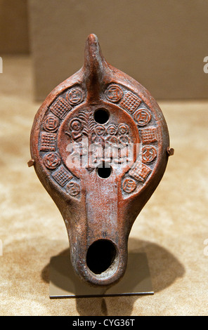 Lampe à huile d'argile décorée des trois Hébreux avant Nebucadnetsar, Byzantin romain, Ve–vie siècle après JC, Tunisie. Banque D'Images