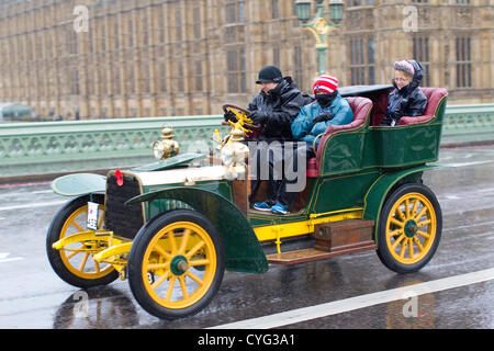 Royal Automobile Club vétéran annuel Run Voiture Londres à Brighton. 04.11.2012 Photo montre No459 un 1904 Darracq entraîné en conditions humides par Lawrie Smith traversant le pont de Westminster, l'un des nombreux véhicules classiques prenant part à cette ans Londres à Brighton Veteran Car Run 2012 à partir de Hyde Park au centre de Londres et en finissant par le front de mer de la station balnéaire de Brighton, Sussex. Banque D'Images