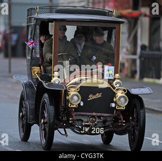 Brighton Sussex UK 4 Novembre 2012 - Les premiers arrivants dans le RAC Londres à Brighton Run Voiture Anciens Combattants Banque D'Images