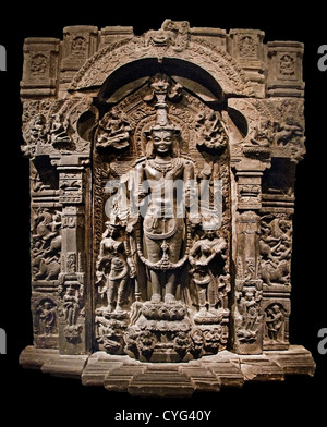 Vishnu avec ses consorts, Lakshmi et Sarasvati Pala 11e 12e siècle Inde Bihar ou l'ouest du Bengale ou le Bangladesh pierre noire Banque D'Images