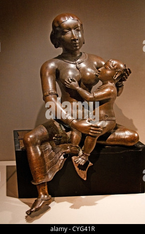 Kouyate avec l'enfant Krishna 2 siècle de Chola Tamil Nadu Inde New Delhi Tanjavur 44,5 cm Cuivre Banque D'Images