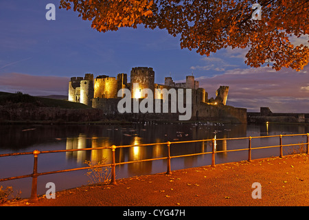 Château de Caerphilly au crépuscule, Caerphilly, Wales, UK Banque D'Images