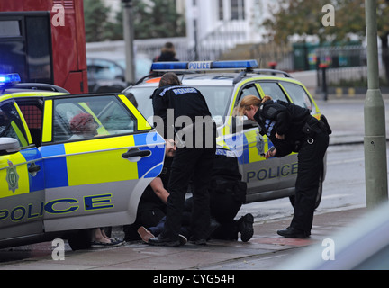Brighton Sussex UK 4 Novembre 2012 - La police faire une arrestation à l'extérieur du magasin Sainsbury's sur St James's Street Brighton UK Banque D'Images