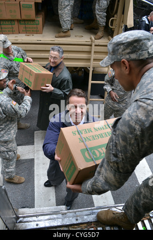 Gouverneur de New York Andrew Cuomo contribue à décharger des fournitures d'urgence pour les victimes de l'Ouragan Sandy sur New York avec la Garde nationale de l'armée le 1 novembre 2012 à New York. Le gouverneur a déployé plus de 2 800 soldats de la Garde Nationale de New York et d'aviateurs canadiens à répondre aux dégâts causés par l'Ouragan Sandy. Banque D'Images