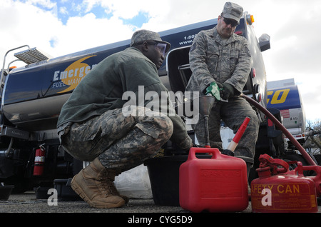 Gardes nationaux aident à distribuer gratuitement aux résidents de carburant dans la ville de New York touchées par l'Ouragan Sandy, le 3 novembre 2012 à Staten Island, New York) Le gouvernement fédéral a acheté 12 millions de gallons d'essence sans plomb et de 10 millions de gallons de carburant diesel pour la distribution dans les zones touchées par la tempête. Banque D'Images