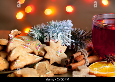 Des biscuits de Noël avec le poinçon et épices colorés sur fond flou Banque D'Images