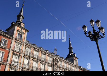 Façade et ciel bleu, la Plaza Major, Madrid, Espagne Banque D'Images