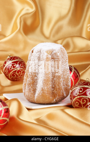 Composition de Noël avec le Pandoro, gâteau de Noël typique italienne. Golden background with copy space Banque D'Images