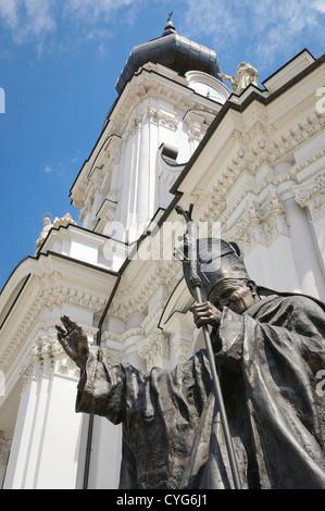Statue du Pape Jean Paul II à l'avant de l'église paroissiale de Wadowice, Pologne. Banque D'Images