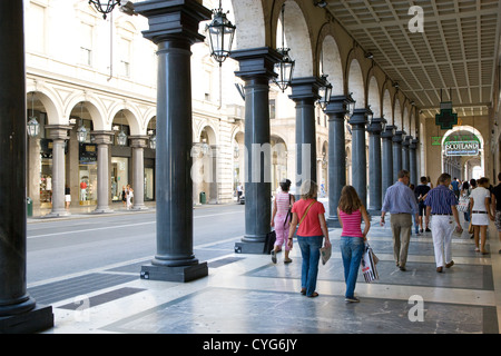 Turin - allées à colonnades et des boutiques de la Via Roma Banque D'Images