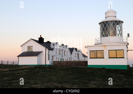 St Anne's phare au coucher du soleil St Anne's Head Dale, Pembrokeshire Wales Cymru UK GO Banque D'Images