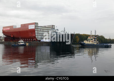 BAE Systems, Govan, Glasgow, Écosse, Royaume-Uni, dimanche 4 novembre 2012. Une section de la coque complétée pour le porte-avions de la Marine royale HMS Queen Elizabeth part sur la barge AMT Trader, naviguant sur la rivière Clyde Banque D'Images