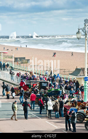 Brighton, UK. 4 novembre, 2012. Une mer livre Brighton Marina mais le soleil est sorti pour accueillir les participants dans le Londres à Brighton Veteran Car Run. Credit : Julia Claxton/Alamy Live News Banque D'Images