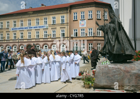 Les enfants après la première communion à l'avant de l'église paroissiale de Wadowice, Pologne. Banque D'Images