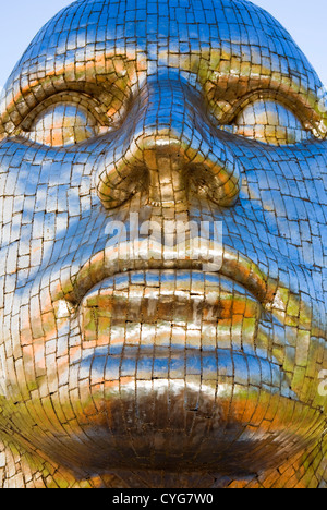 Le visage de Wigan, acier inoxydable de 5,5m de haut. Sculpture de panneaux d'acier hautement réfléchissants, Wigan, Greater Manchester, Angleterre, Royaume-Uni Banque D'Images