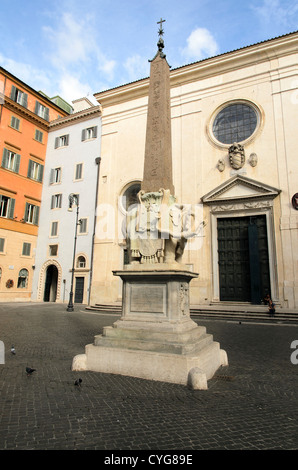 'Il Pulcino Della Minerva ' une sculpture d'un éléphant portant un obélisque par Bernini en face de l'église Santa Maria sopra Minerva - Rome, Italie. Banque D'Images