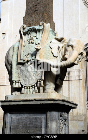 'Il Pulcino Della Minerva ' une sculpture d'un éléphant portant un obélisque par Bernini en face de l'église Santa Maria sopra Minerva - Rome, Italie. Banque D'Images