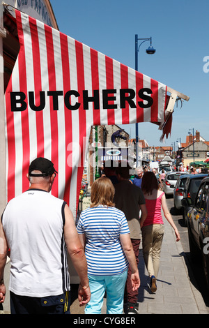 Les bouchers d'un magasin sur une longue high street au Royaume-Uni. Banque D'Images