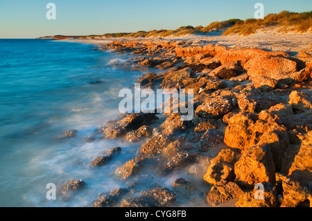 Dernière lumière sur Bottle Bay dans le parc national de Francois Peron. Banque D'Images