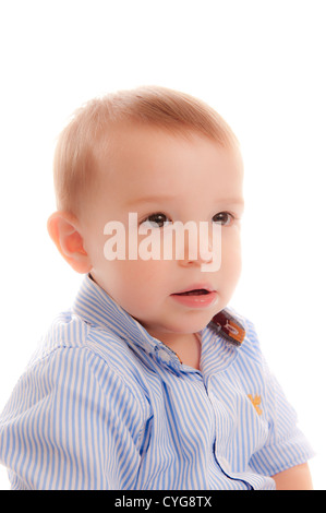 Portrait d'un petit garçon portant une chemise rayée. Studio shot sur un arrière-plan. Banque D'Images