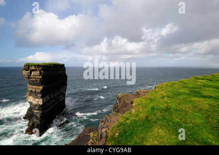Dun Briste Downpatrick Head mer côte littoral falaise paysage côtier Mayo Irlande pile pile mer océan atlantique Banque D'Images