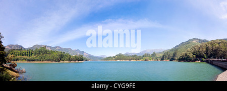 Vue panoramique horizontal (2 photo stitch) vue de Mattupetty Dam ou d'un réservoir près de Munnar en Inde. Banque D'Images