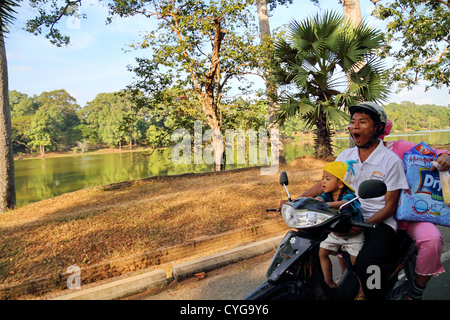 Petite famille sur une moto à Angkor, Cambodge Banque D'Images