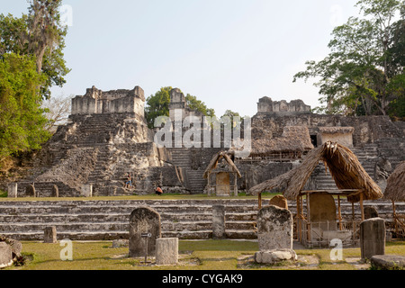 Les touristes photographiant les pyramides au parc national de Tikal au Guatemala. Banque D'Images