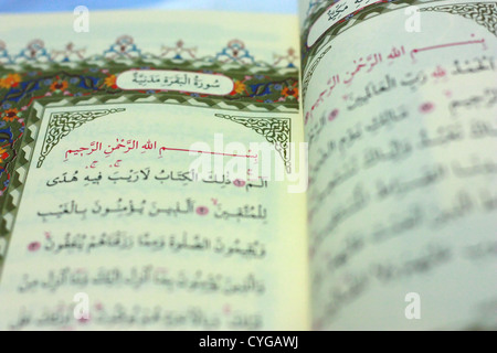 Coran Page Selective focus sur 'au nom d'Allah' mots. Banque D'Images