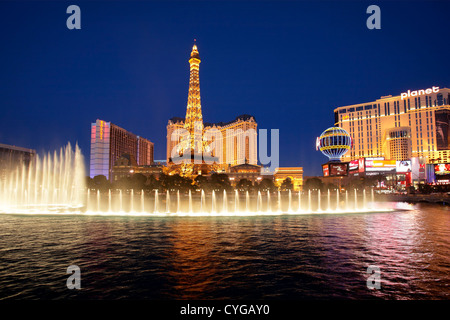 L'eau des fontaines du Bellagio et réplique de la Tour Eiffel juste à côté de Las Vegas Blvd. de nuit-Las Vegas, Nevada, USA. Banque D'Images