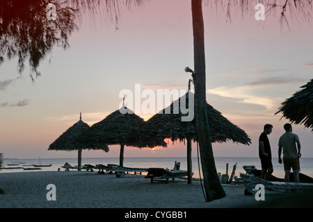 Coucher de soleil au Paradis avec luxury resorts dans un petit village de pêcheurs de Nungwi & plages de sable sur la pointe Nord de Zanzibar Tanzanie; Banque D'Images