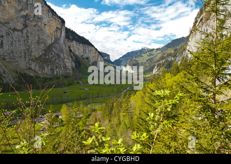 Vue sur la vallée de Lauterbrunnen depuis Trummelbach Falls Banque D'Images