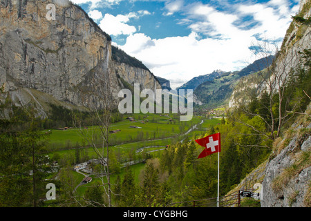 Vue sur la vallée de Lauterbrunnen depuis Trummelbach Falls Banque D'Images