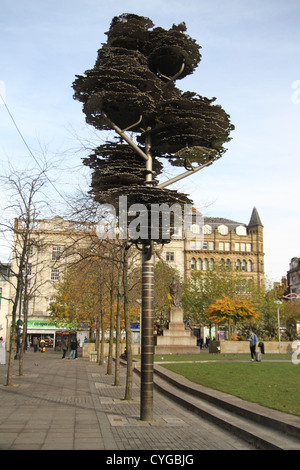 Arbre de souvenir dans les jardins de Piccadilly, Manchester, Angleterre. C'est un mémorial pour les civils de Manchester qui ont été tués entre 1940 et 1945 PENDANT LA DEUXIÈME GUERRE MONDIALE. Le mémorial a été conçu par les artistes Wolfgang de fortifier et Fiona Heron et construit sur le site en mai 2005, à l'anniversaire de V E JOUR. Les dix mètres de haut arbre a anneaux métalliques autour du tronc qui ont gravé sur elles les noms des gens de Manchester qui ont perdu la vie. Banque D'Images