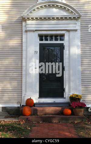 Porte d'une maison dans le village d'Old Deerfield, Massachusetts Banque D'Images